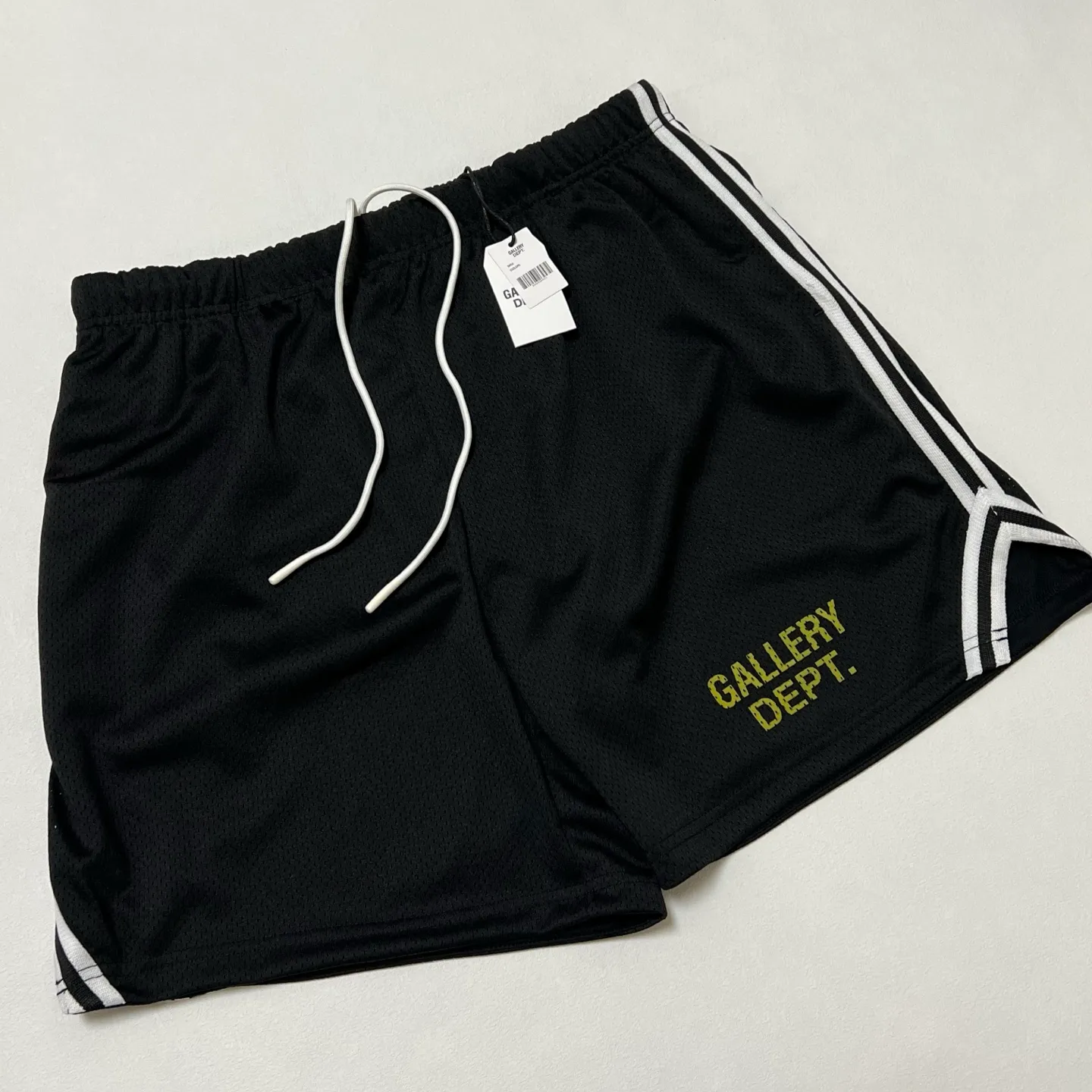 GALLERY DEPT. VENICE COURT SHORTS English mesh shorts Logo webbing wide-leg basketball shorts Black and white S-XL Original molding Loose wide-leg version American boys' first choice Breathable mesh fabric Superimposed soft material inside Comfortable and easy to match Custom-woven original consistent webbing/main mark/component wash mark Details are enlarged to follow